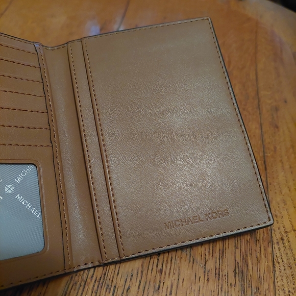 NWOT Michael Kors Jet Set Passport/wallet - Picture 4 of 13